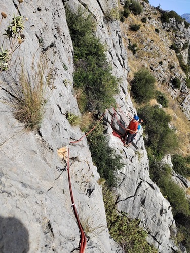 Voie Kid`s stone paradise à Manikia en Grèce, longueur L2