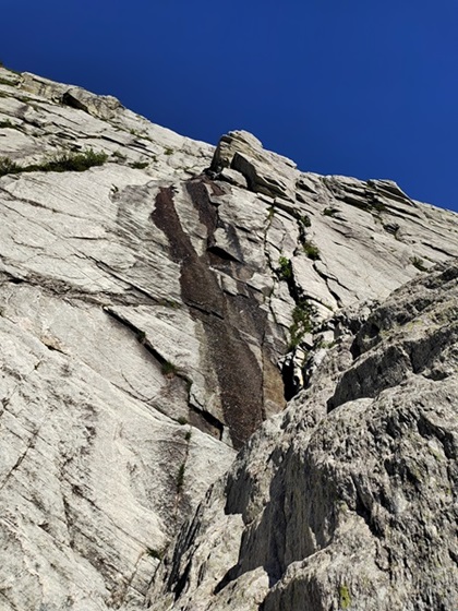 Petite falaise de Séloge, voie Balade..., longueur L2