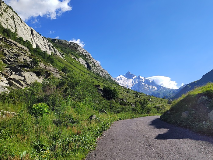 Petite falaise de Séloge, accès par la petite route vers l`Aiguille des Glaciers