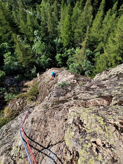 Voie `Zenfan la Kour` à Ailefroide, longueur L2 en haut